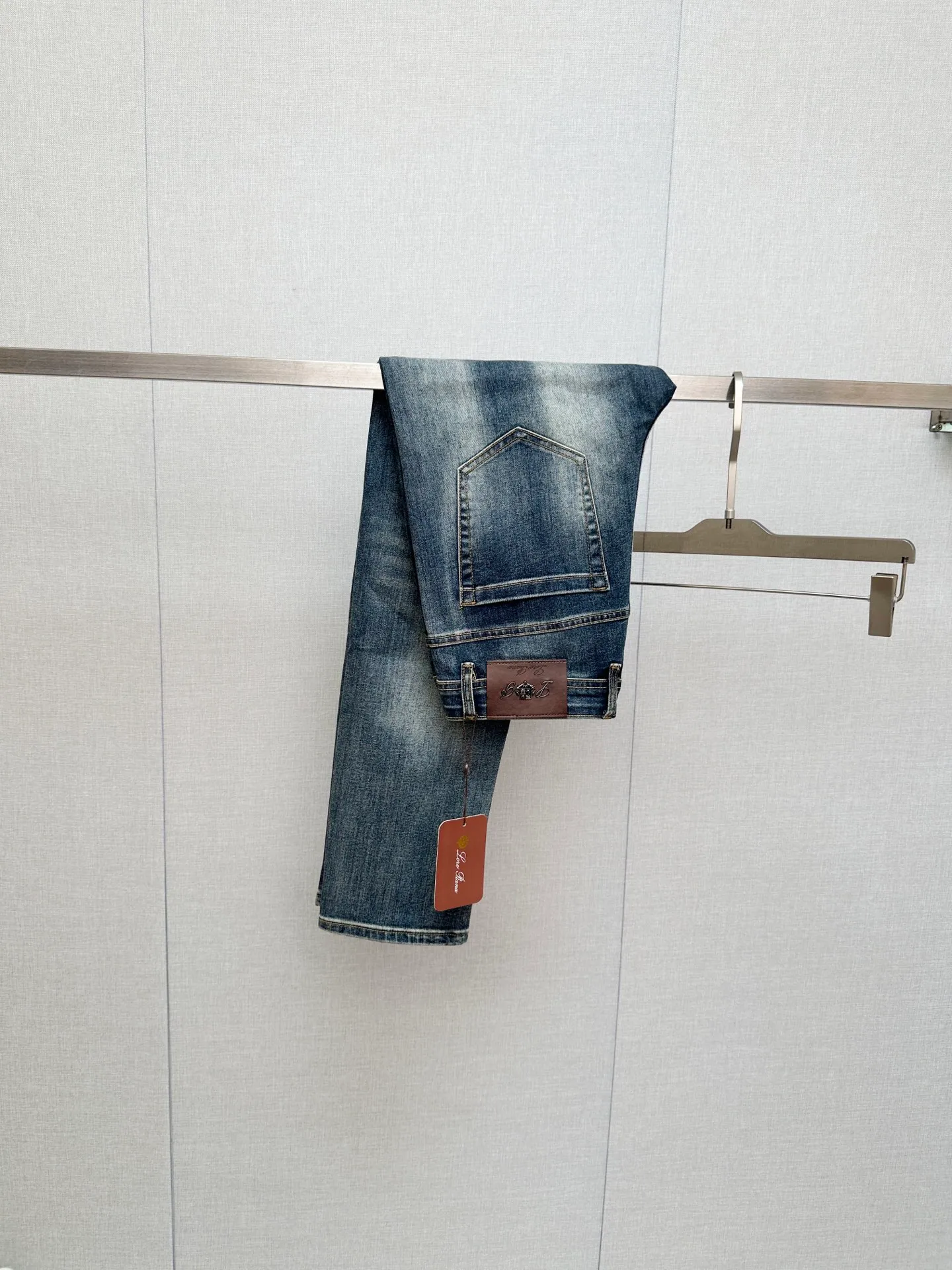 Available at the official website counter at the same time, the Original is a very stylish pair of jeans, with customized original washed denim fabric, unique design, top-notch printing technology letter pattern logo, original hardware accessories decoration, an extremely outstanding pair of jeans, the materials and craftsmanship are extremely luxurious and exquisite, extremely high-grade, handsome and stylish upper body, recommended 👍, Sizes: 29-38